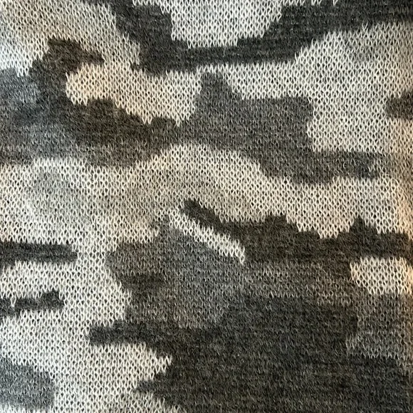 Women’s Sweater - Picture 4 of 4